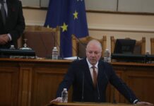 Росен Желязков пита Тагарев защо депутати не се канени на военния ритуал на Богоявление