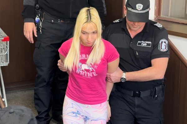 Даниел Йорданов по известен като Емили Тротинетката излиза от ареста срещу