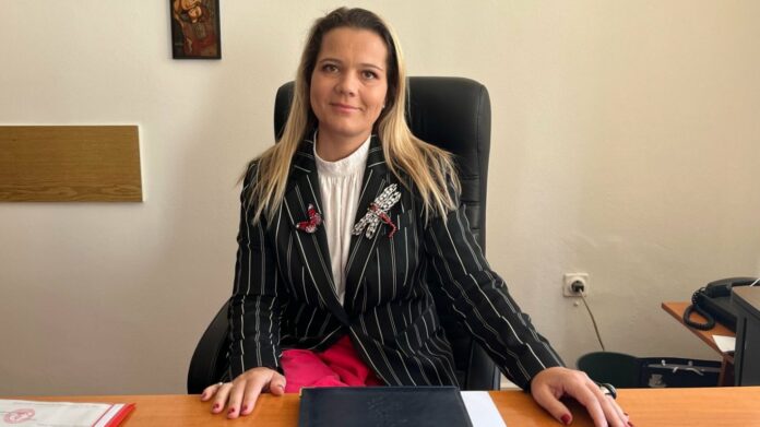 моника бийчър