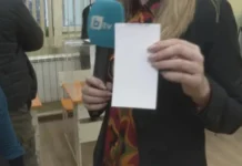 Скандал с машините още рано сутринта: Гласувал се оказа с празна бюлетина, не му дават да гласува пак