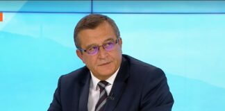 Министър Пенов: Трудно се намират учители по информатика, математика и физика