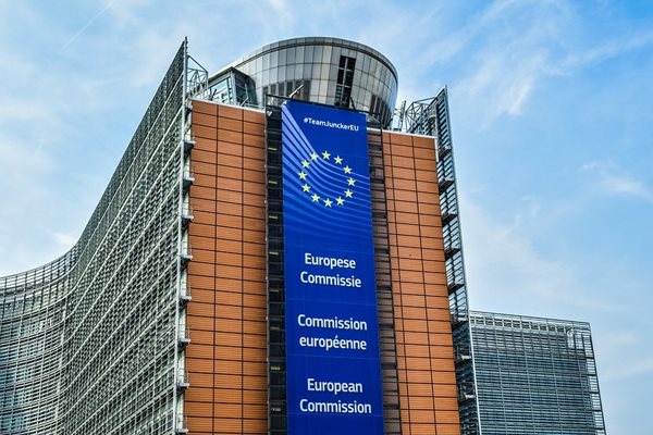 Европейската комисия опроверга днес съобщения в медиите, че води срещу