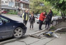 10-годишно дете зад волана се заби в автобусна спирка в столицата, на задната седалка седял негов възрастен роднина