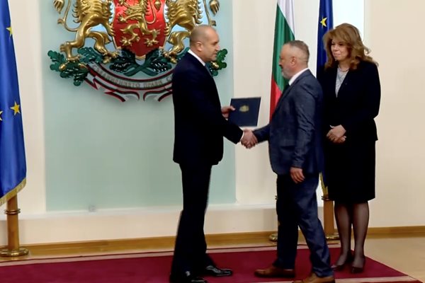 Президентът Ремин Радев връчи български документи за самоличност на председателя