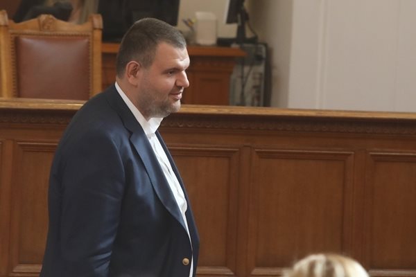 Депутатът от ДПС Делян Пеевски е освободен от комисията по