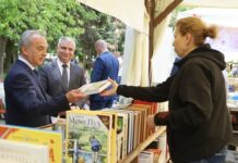 Гълъб Донев се снима с „Врабчетата“ и си купи „Лидерство“ на Кисинджър от панаира на книгата