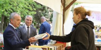 Гълъб Донев се снима с „Врабчетата“ и си купи „Лидерство“ на Кисинджър от панаира на книгата