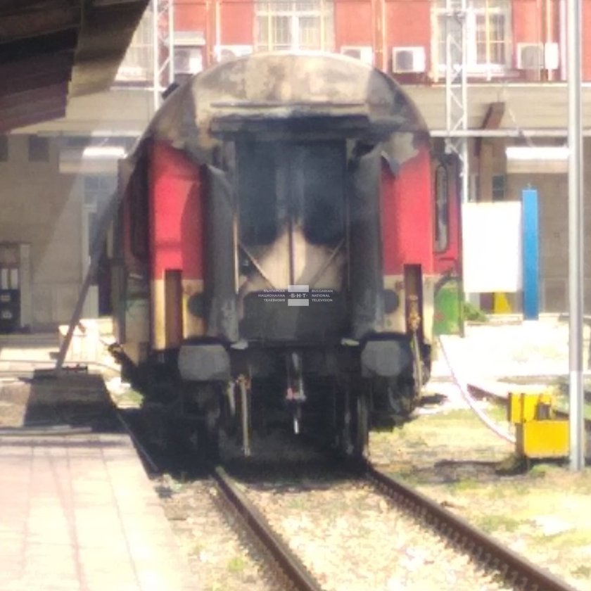 Вагон на пътнически влак се запали на жп гара Варна