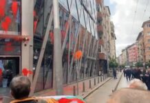 Привърженици на „Възраждане“ заляха с червена боя сградата на Европейската комисия