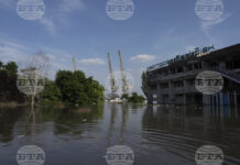 Масовите евакуации след частичното разрушаване на язовирната стена на Каховската ВЕЦ продължават