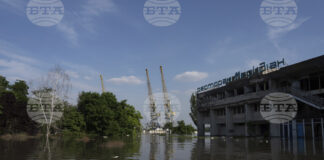 Масовите евакуации след частичното разрушаване на язовирната стена на Каховската ВЕЦ продължават