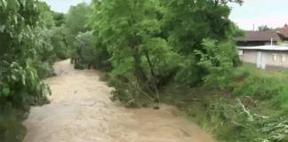 Аварийни екипи отводняват къщи и улици в столичния район Нови Искър