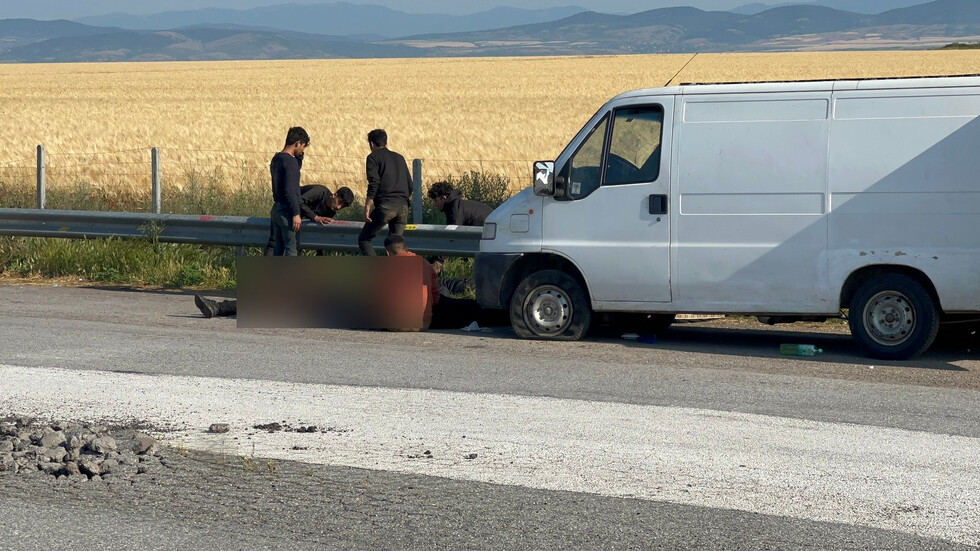 Автомобил с 14 мигранти катастрофира на автомагистрала Тракия при км