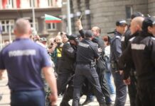 Мъж с расо и кръст се опита да нападне Кирил Петков пред президентството