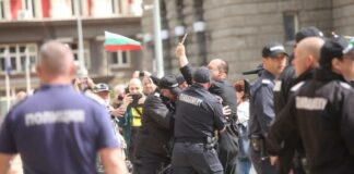 Мъж с расо и кръст се опита да нападне Кирил Петков пред президентството