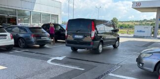 Кирил Петков с кола на НСО в Лефкада