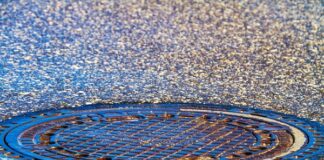 Майка и дете пропаднаха в дълбока шахта с вода, спасиха ги двама военни