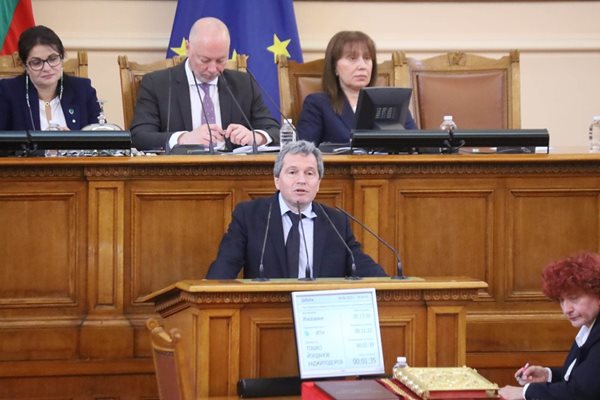 Размяна на обиди от парламентарната трибуна между Тошко Йорданов и