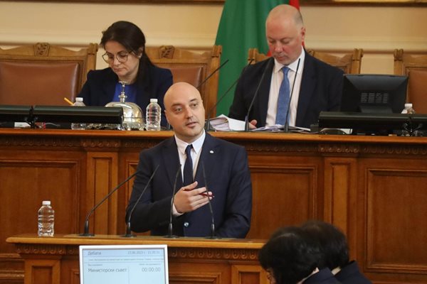 Куриозна ситуация в парламента – правосъдният министър Атанас Славов дойде