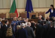 Почти се сбиха в парламента след „меки китки“ от Божанков по адрес на „Възраждане“