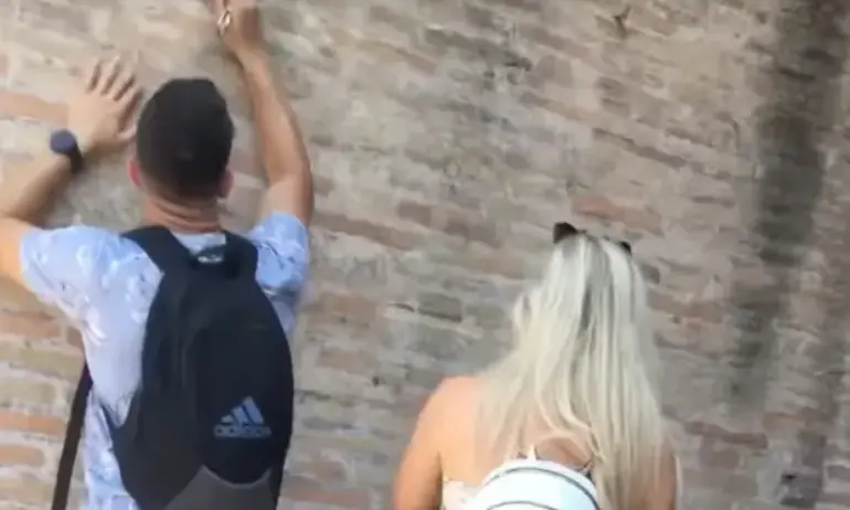 Италианската полиция е идентифицирала мъжа който драска по стената на