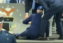 Байдън се спъна и падна по време на церемония (ВИДЕО)