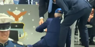 Байдън се спъна и падна по време на церемония (ВИДЕО)