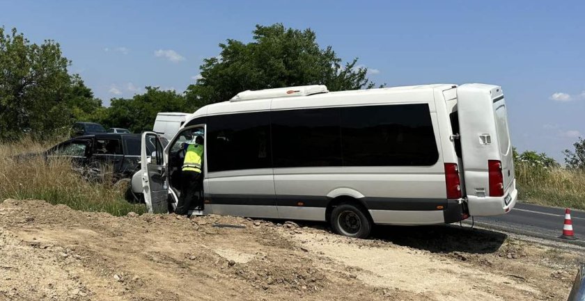 Автобус превозващ ученици на екскурзия катастрофира между пловдивските села Труд