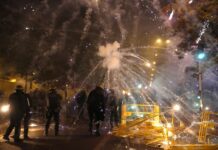 Трета нощ на безредици и палежи във Франция, задържани са близо 700 души