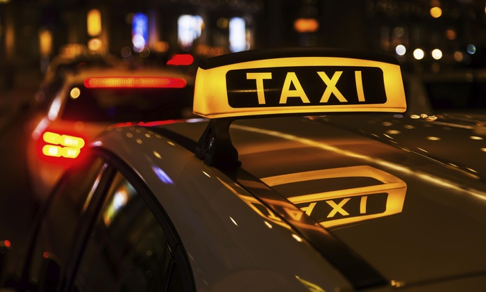 Такси помете четири автомобила паркирани в локалното платно на булевард