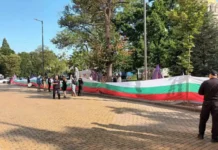 Държавни служители на протест пред парламента