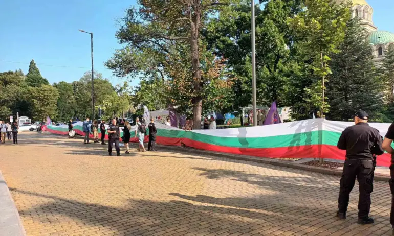 Представители на Конфедерацията на независимите синдикати в България КНСБ излязоха
