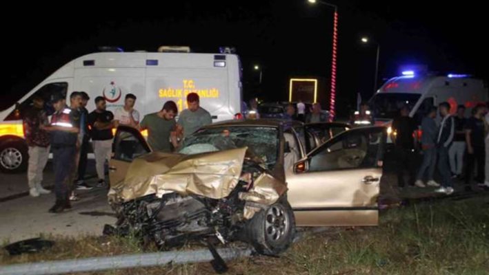 Шестима души са били ранени при катастрофа между автомобил с