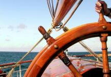 Телата на двамата руски моряци били извадени от тръба в трюма на кораба