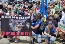 Полицаи хвърлиха жълти стотинки под прозорците на Асен Василев