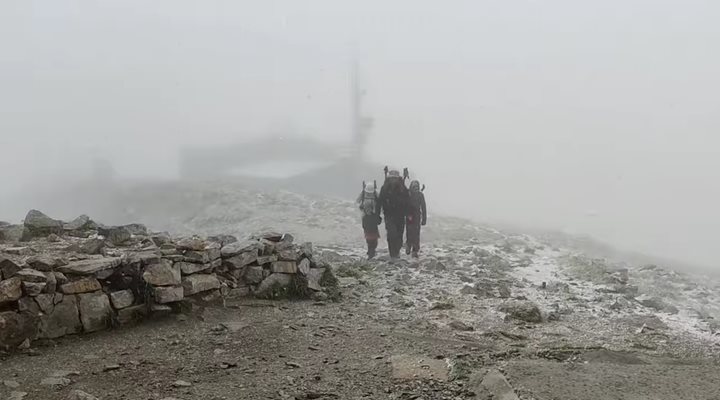 Сняг заваля на връх Мусала, съобщи MeteoBalkans.При измерени 42 градуса