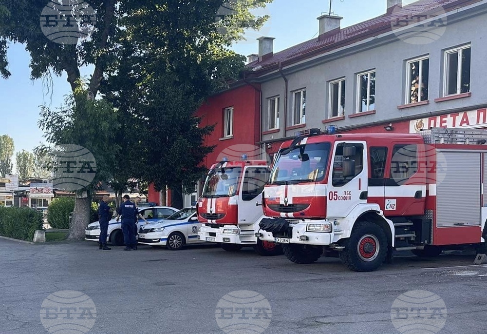 Полицаи и пожарникари се събраха на символичен протест в София В