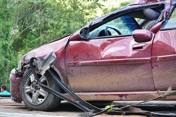 19 годишен шофьор е с опасност за живота след катастрофа на