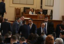 “Промяната” спешно си търси враг