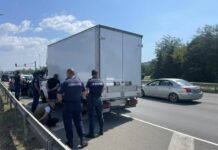 Хванаха мигранти, скрити в тайник на бус