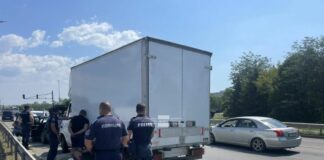 Хванаха мигранти, скрити в тайник на бус