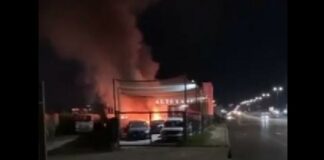 Горя автокъща на околовръстното в София