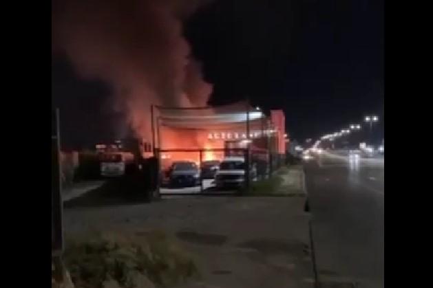 Пожар горя в автокъща на Околовръстното шосе в София. Няколко