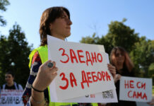 Протест срещу насилието посрещна депутатите пред НС