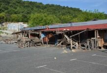 Издирва се шофьор, потрошил с автомобил сергиите на Перперикон