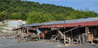 Издирва се шофьор, потрошил с автомобил сергиите на Перперикон