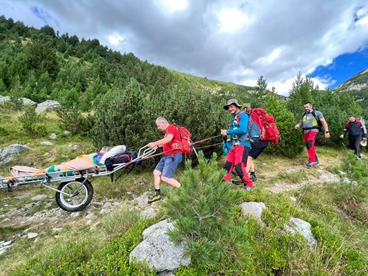 Снимка: На Великден планински спасители от Банско и Разлог помогнаха на пострадал румънски турист в Пирин