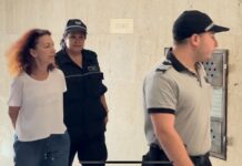 Съдът пусна срещу подписка майката, изхвърлила 8-годишното си дете от колата