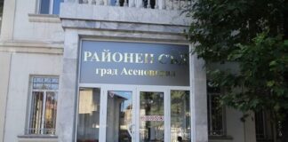 Асеновградчанин заключил жена в апартамент, обръснал й косата и набил полицай