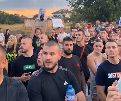 Протестите в Цалапица ще продължат Снощи местните затвориха пътя преминаващ